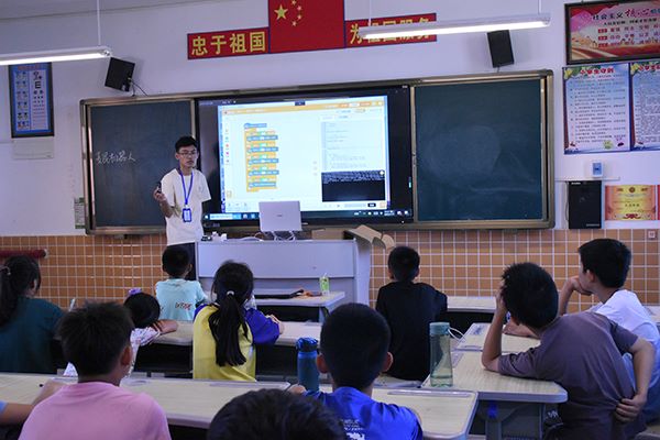 “山河承宇”實踐隊開設麥昆機器人特色課程|機器人課