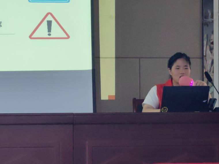 安徽學(xué)子三下鄉(xiāng)：交通安全進社區(qū) 文明出行記心間