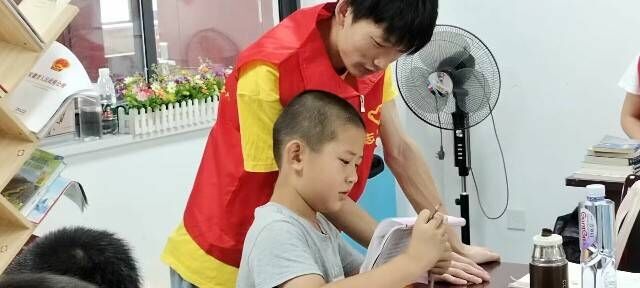 安徽學(xué)子三下鄉(xiāng):趣味伴童心，急救記心中