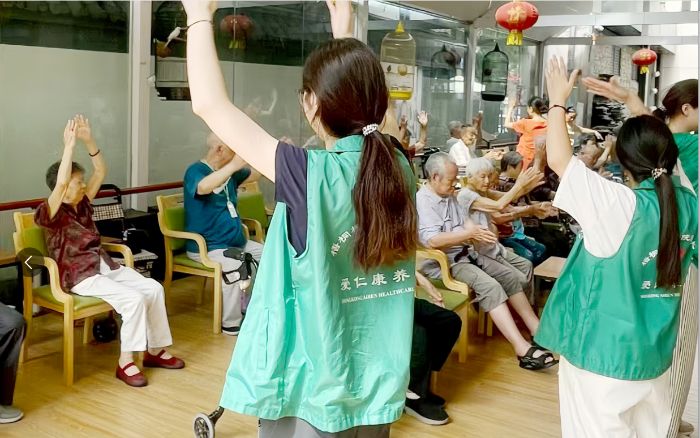 躬身行使命，暖意潤(rùn)耆年
