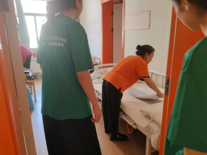 青春驕陽似火，熱情暖照鶴發(fā)