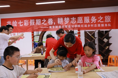 南財(cái)學(xué)子走進(jìn)農(nóng)家書(shū)屋：紫色藝術(shù)陶冶情操，書(shū)法漆扇傳承文化