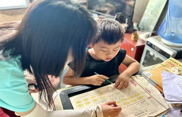凱里學(xué)院實(shí)踐團(tuán)在養(yǎng)小村開展活動(dòng)·用關(guān)愛與藝術(shù)溫暖兒童