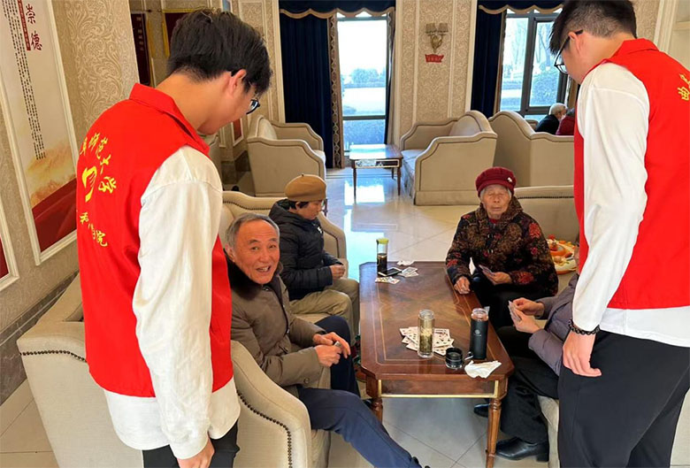 “青衿之志 實踐篤行”實踐隊體育科學學院學院寒假社會實踐——暖心冬日行，情滿敬老院