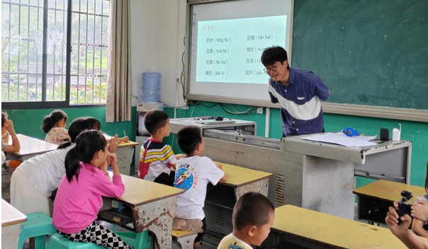 童語(yǔ)誦讀 ，推普筑夢(mèng)——長(zhǎng)安大學(xué)筑夢(mèng)黔行實(shí)踐隊(duì)深入開