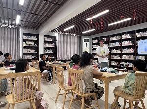 南財(cái)學(xué)子走進(jìn)農(nóng)家書(shū)屋：藍(lán)色科技漲知識(shí)，作業(yè)輔導(dǎo)助成長(zhǎng)