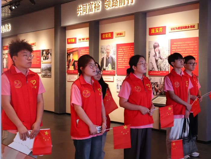 陜西工業(yè)職業(yè)技術(shù)大學(xué)勞模精神探尋實(shí)踐團(tuán)赴西安市勞模精神展示館開展主題教育活動(dòng)