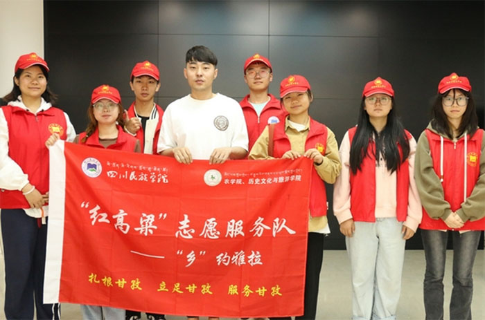走進信息時代，感受科技力量——紅高粱“鄉”約雅拉志愿服務隊成員赴康定市雅拉鄉達折渚電商直播基地開展參觀學習活動