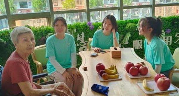 學(xué)習(xí)弘揚(yáng)焦裕祿精神暑期社會(huì)實(shí)踐隊(duì)開展“粽香端午節(jié)，情暖系夕陽”
