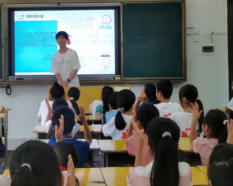 【青春建功，實踐鑄魂】足球構筑友誼橋梁，反霸凌共建和諧校園——中南大學湘雅公共衛生學院夏令營七彩課程持續推進！