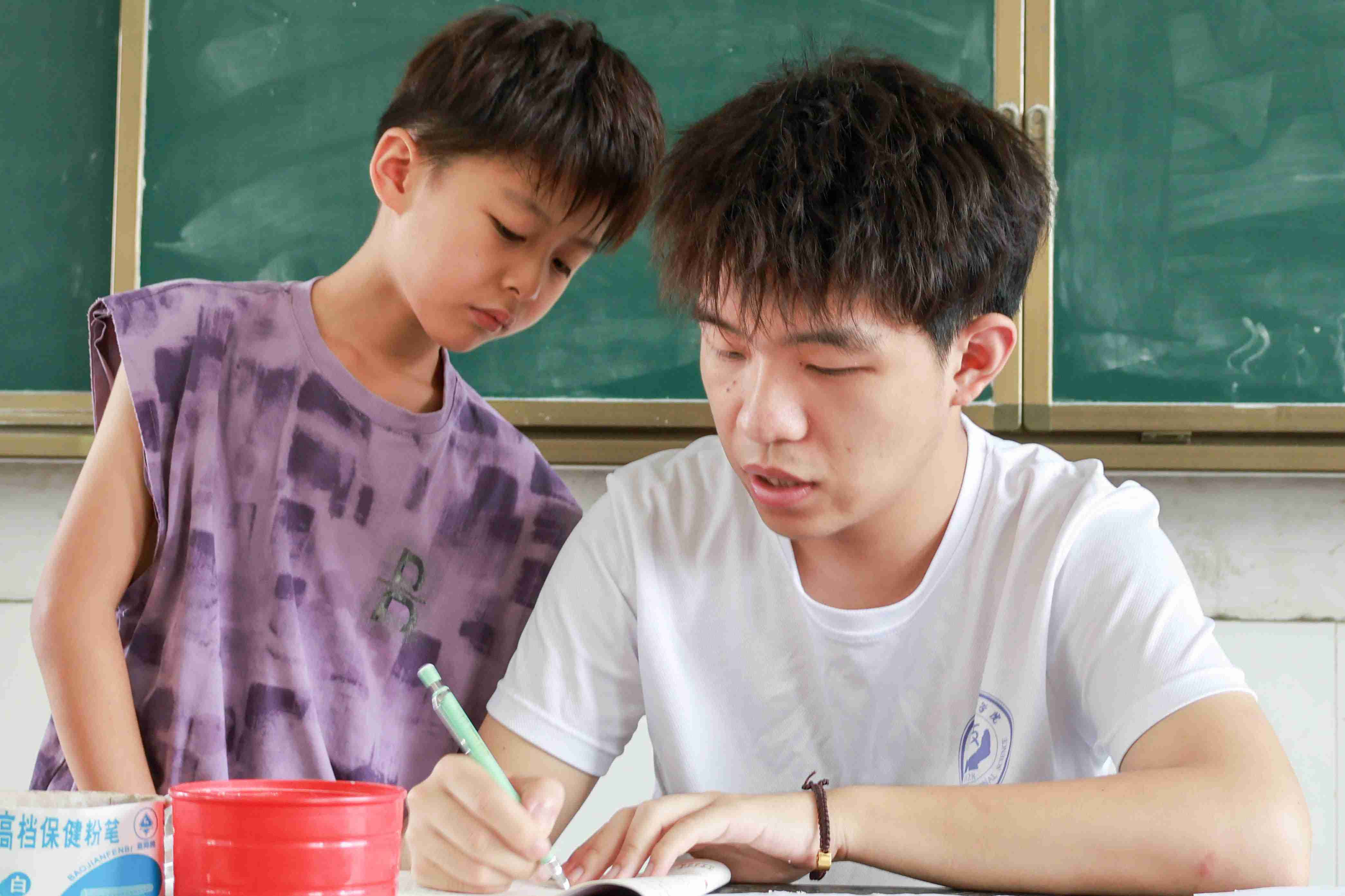 安師大學子三下鄉(xiāng)：七彩假期久伴童行，志愿服務(wù)暖心護航
