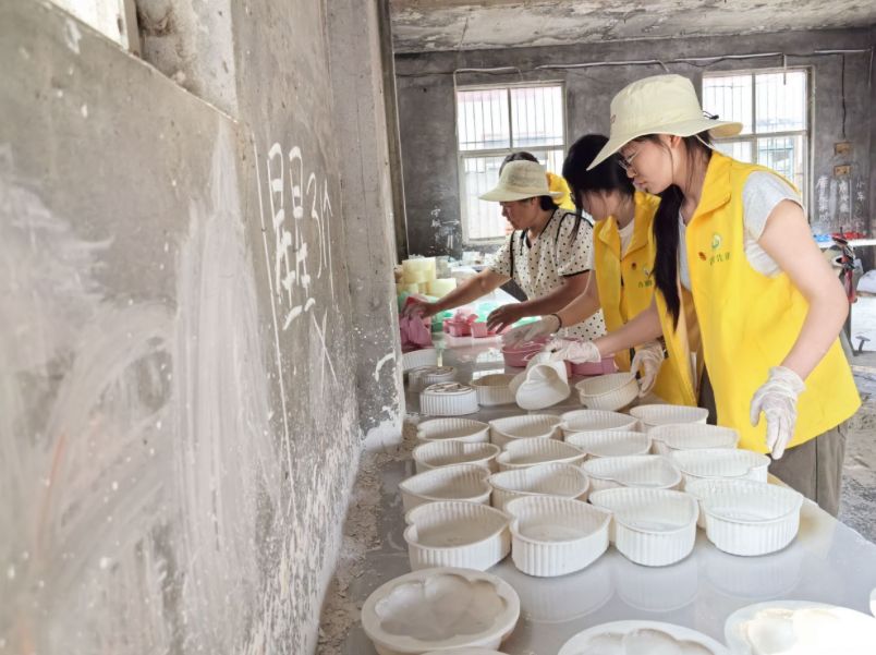 南交學子三下鄉：走入石膏娃娃廠