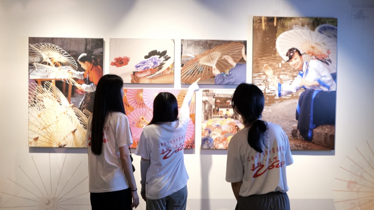 實踐隊成員參觀婺源縣非遺展示館
