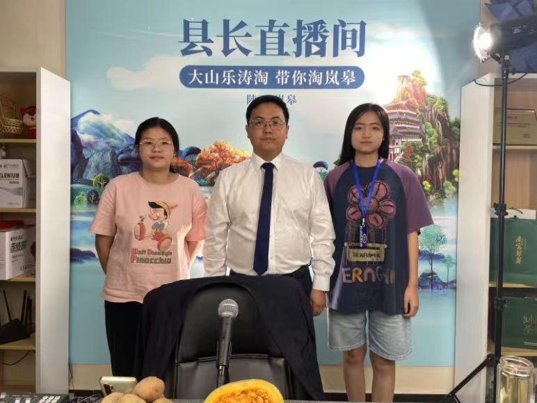 礦大“丹心”實踐團赴嵐皋就電商助農(nóng)問題與楊樂縣長進行交流學(xué)習(xí)