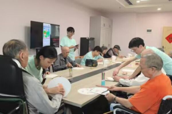 愛心滿滿隊赴南充市社會福利中心開展識色繪斑斕，歌憶歲月活動