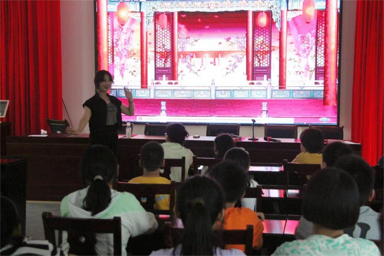 傳承非遺戲曲，感悟千年古韻 ——武漢紡織大學外經貿學院學子“三下鄉”讓傳統戲曲浸潤童心