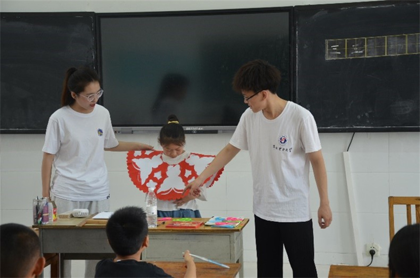 華北電力大學學子三下鄉：云肩剪紙潤童心