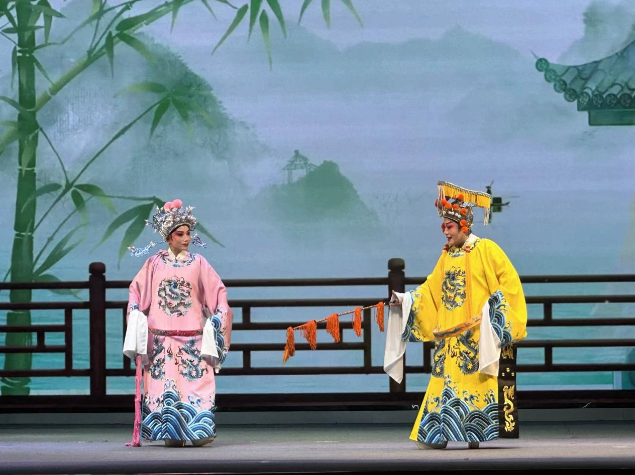 曲浩芳華傳戲蘊，梨園健魄舉體育