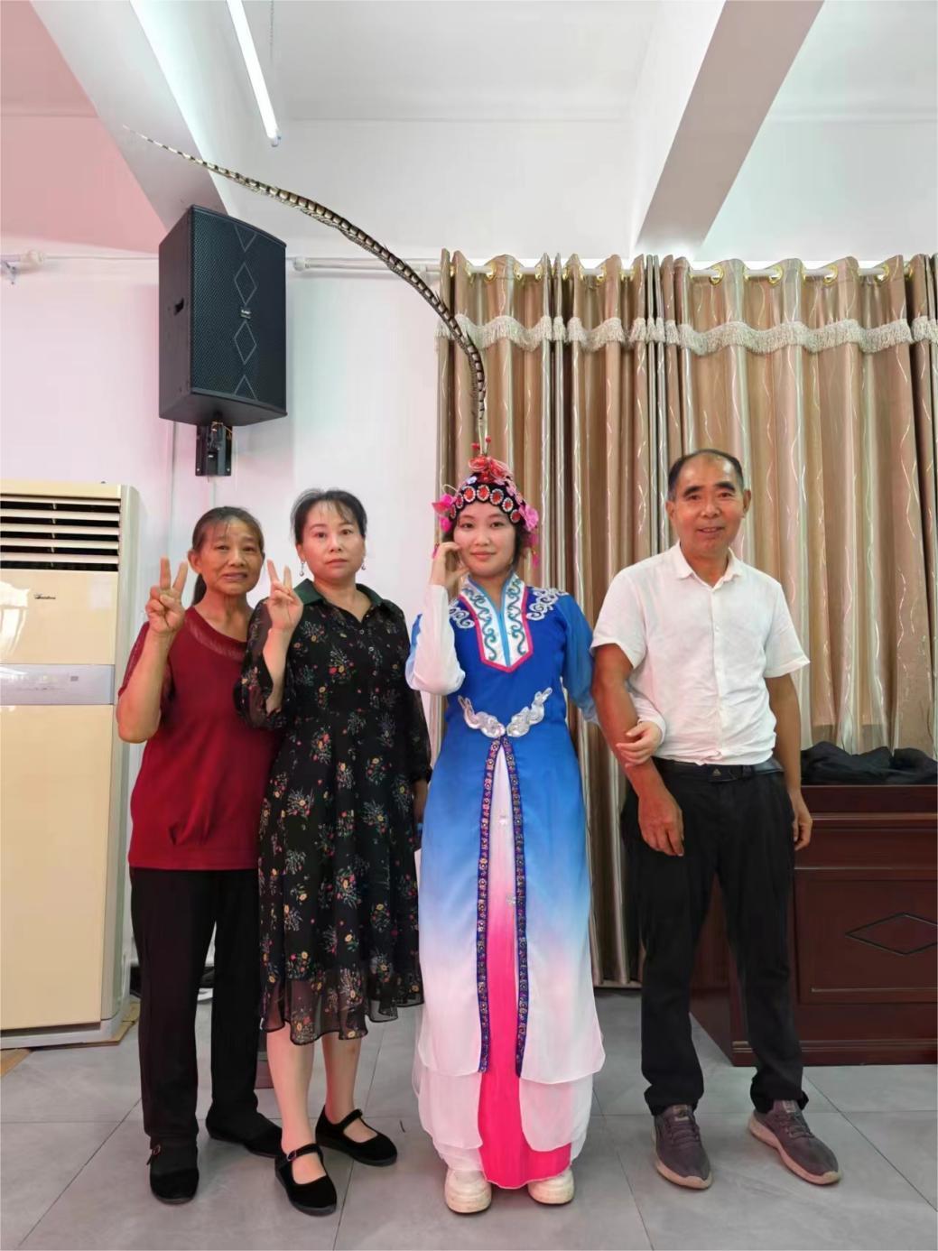 傳統戲曲進社區，非遺文化傳萬家 ——武漢紡織大學外經貿學院學子“三下鄉”開展“戲韻文化潤人心”活動