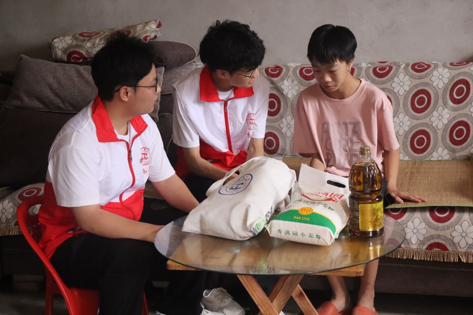青春心連心，溫暖鄉村行——“燈塔”志愿隊溫暖留守兒童與貧困老人的心靈