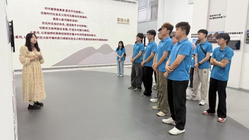 山東理工大學(xué)“赤幟領(lǐng)航萊西行”實(shí)踐調(diào)研團(tuán)參觀萊西市七星河村