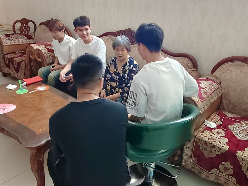 圖為實踐團成員在陪老人聊天 團隊成員攝