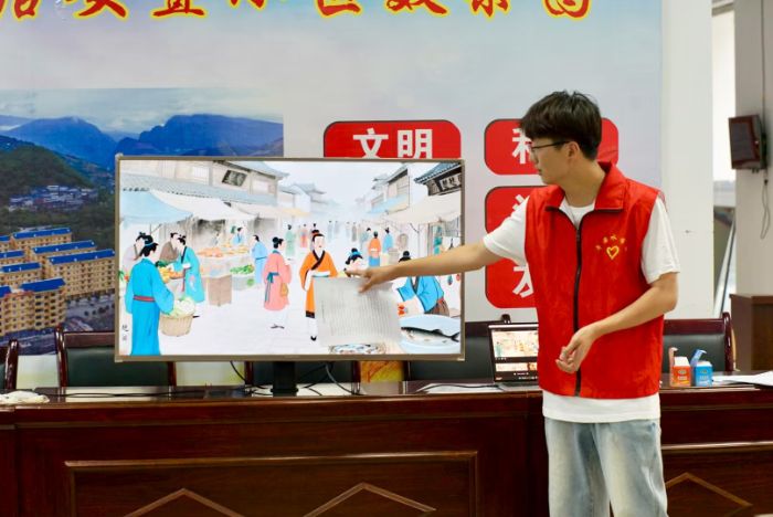 湖北民族大學(xué)埡上青苗美育筑夢隊通過文物帶小朋友們了解楚人的一天