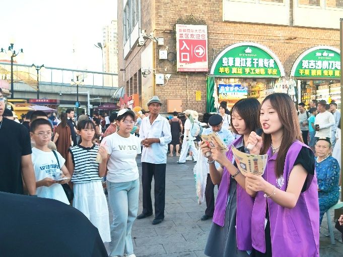 西安翻譯學院譯心牧歌絲路實踐團在新疆國際大巴扎開展非遺文化宣講活動
