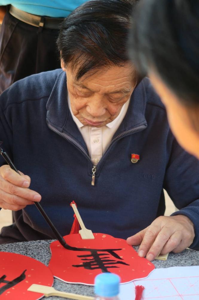 暖心服務，敬老花開 ——記文學院21級漢語言文學(教師教育）第一團支部團日立項活動