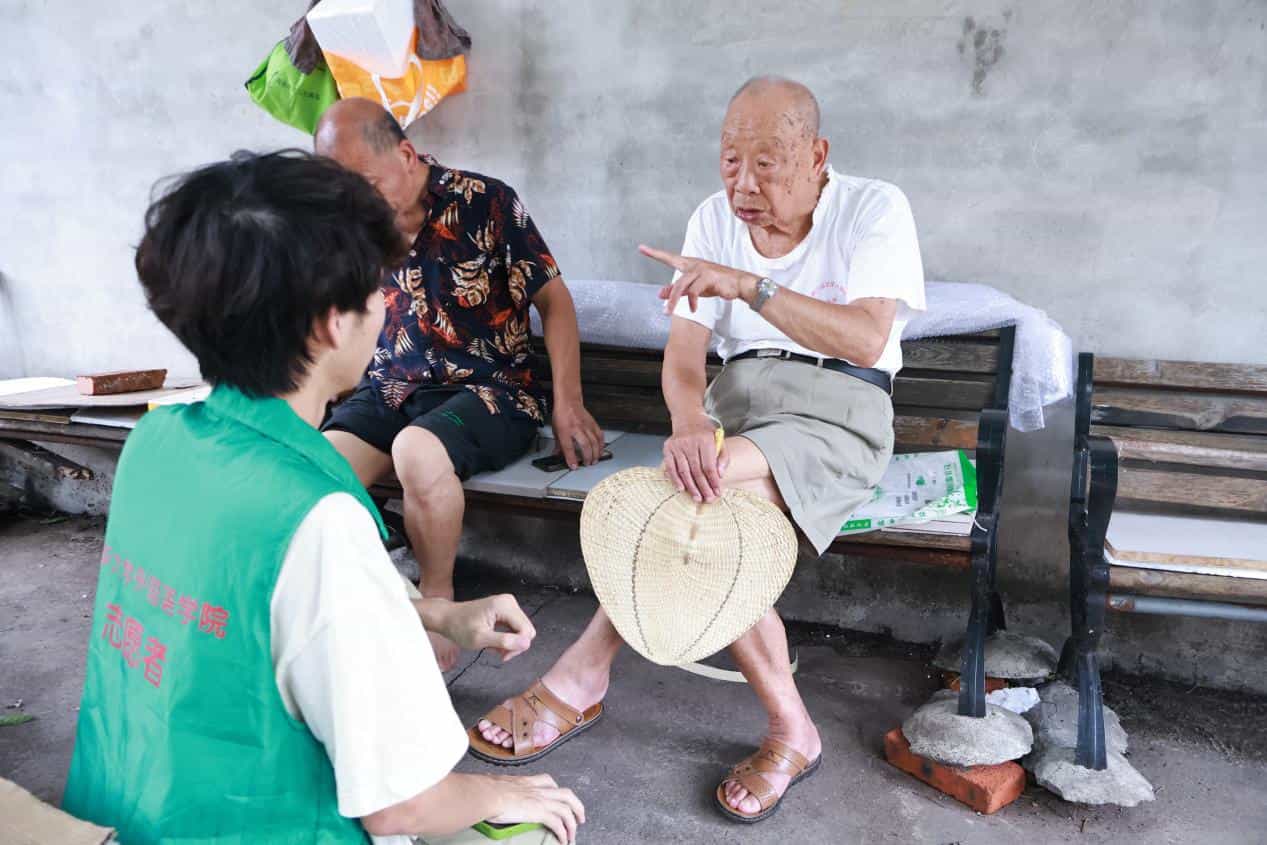 探訪歲月印記，共繪鄉(xiāng)村新篇——深入社區(qū)走訪老黨員與老人，展望鄉(xiāng)村振興美好未來