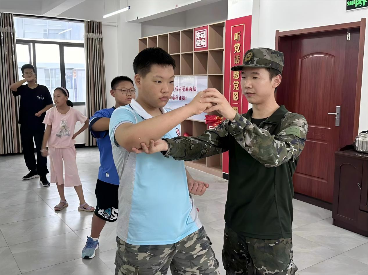 強今日體魄，成明日棟梁 ——武漢紡織大學外經貿學院學子“三下鄉”開展軍體拳特色活動