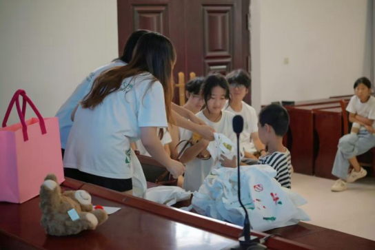 愛心禮物暖童心 匯報演出展風采