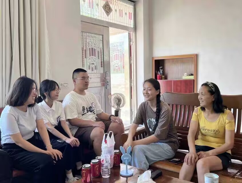 武漢鐵院“信之助”家訪溫情行：攜手精準扶持，共繪成長藍圖