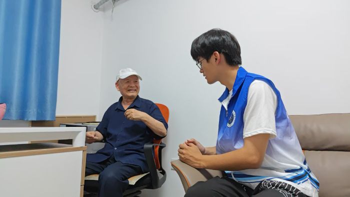 塔里木大學“紅色印記.青春紀行”采訪 ——赴奎屯市葉林桃社區采訪老黨員挖掘兵團精神