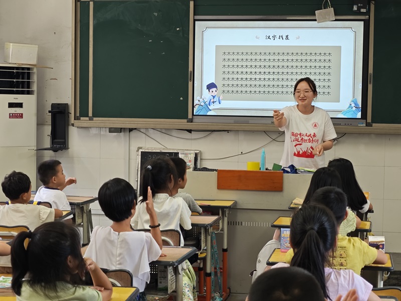 緣溪漁公益隊：書法之韻，支教之情
