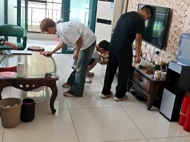 圖為實踐團成員在打掃衛生和整理物品