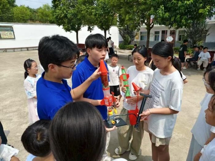 河南科技大學軟件學院“小軟君”志愿服務團支教隊赴馬溝小學開展特色支教活動
