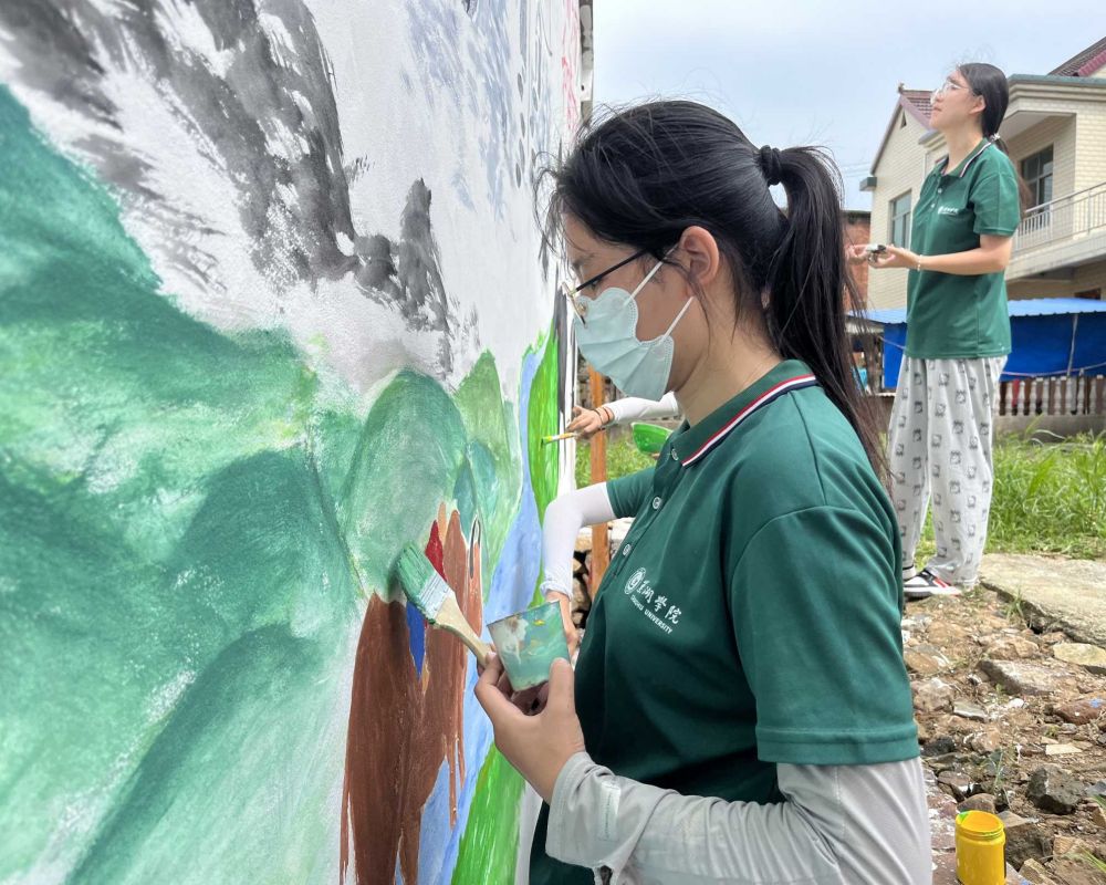 巢湖學院赴廬江縣開展“繪就綠水青山，定格振興瞬間”鄉村振興實踐團開展鄉村振興墻繪工作