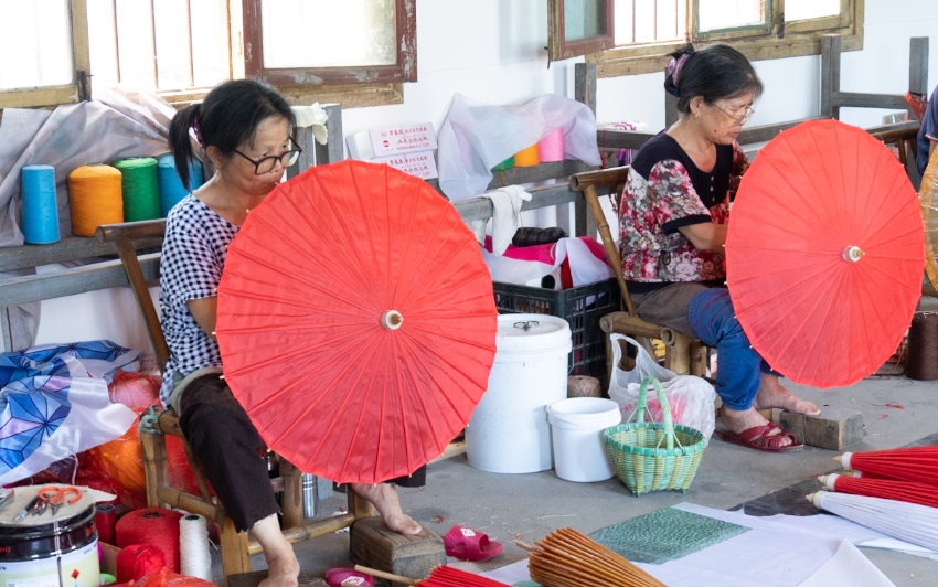 甲路傘廠工人制作甲路傘