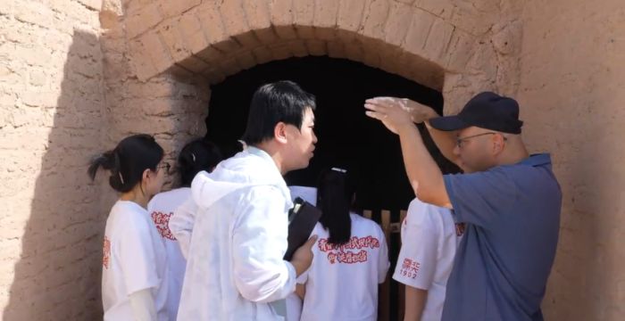 實(shí)踐團(tuán)跟隨講解員參觀高昌故城東南小佛寺遺址