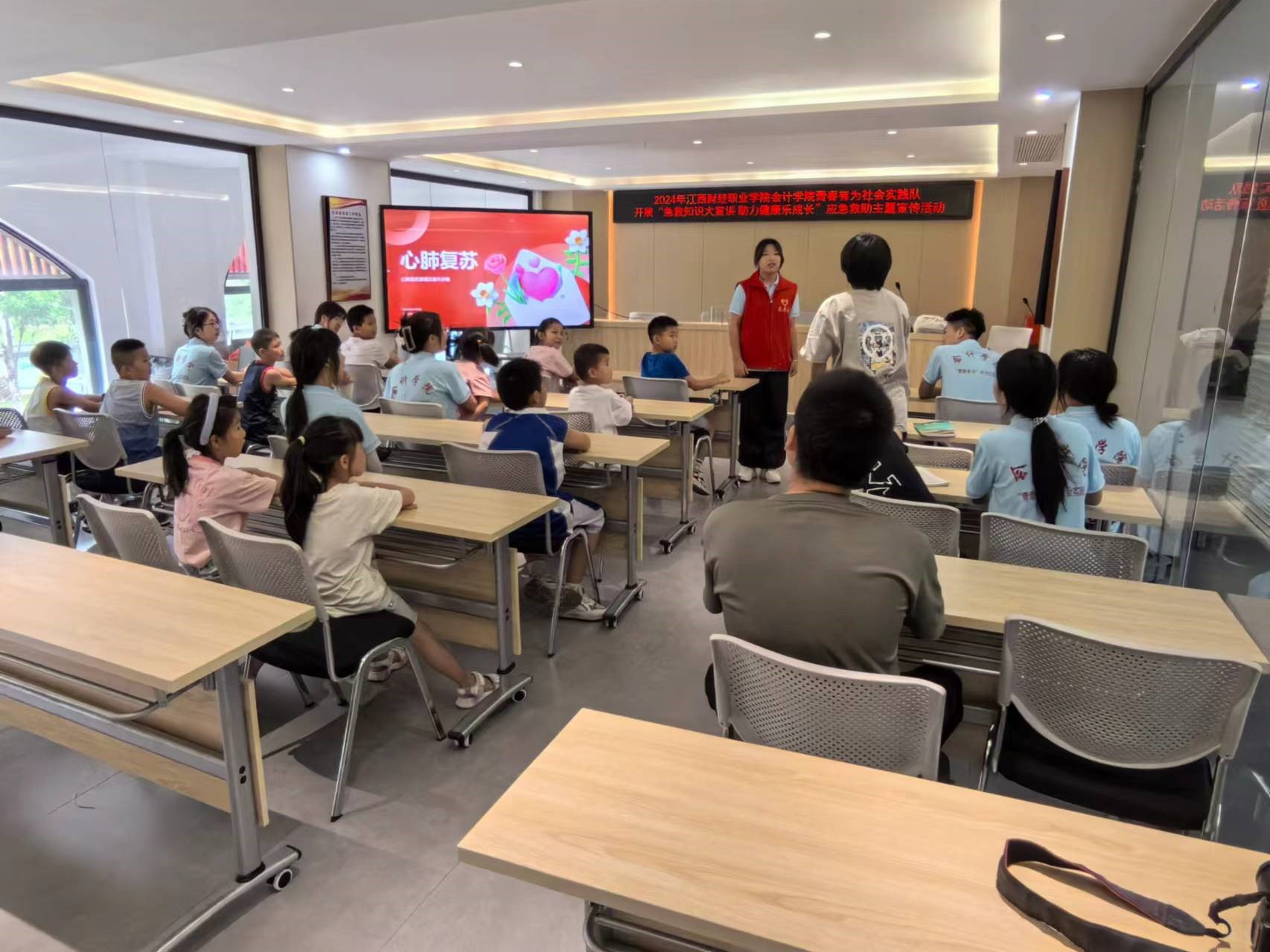 江西財(cái)經(jīng)職業(yè)學(xué)院會(huì)計(jì)學(xué)院“青春有為”社會(huì)實(shí)踐隊(duì)聯(lián)合三里社區(qū)關(guān)工委聯(lián)合開(kāi)展應(yīng)急救助主題宣傳教育活動(dòng)