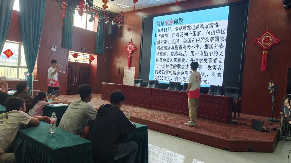 胡楊學(xué)子三下鄉(xiāng):網(wǎng)絡(luò)成癮鏡中說，認(rèn)識危害勿沉迷