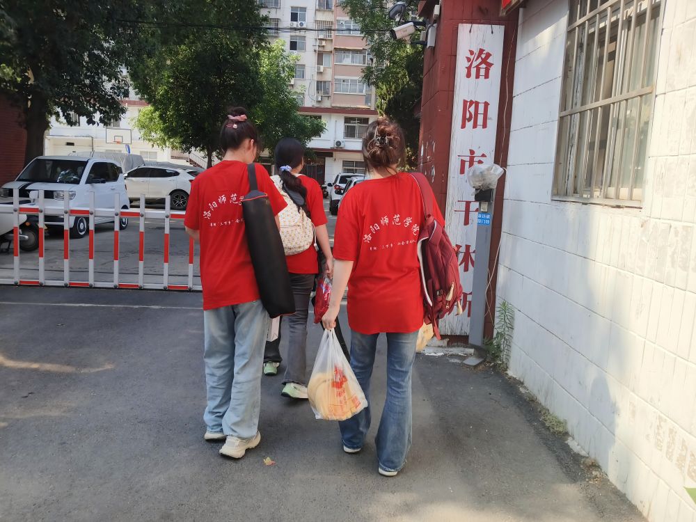 洛師學(xué)子三下鄉(xiāng)：情暖干休所