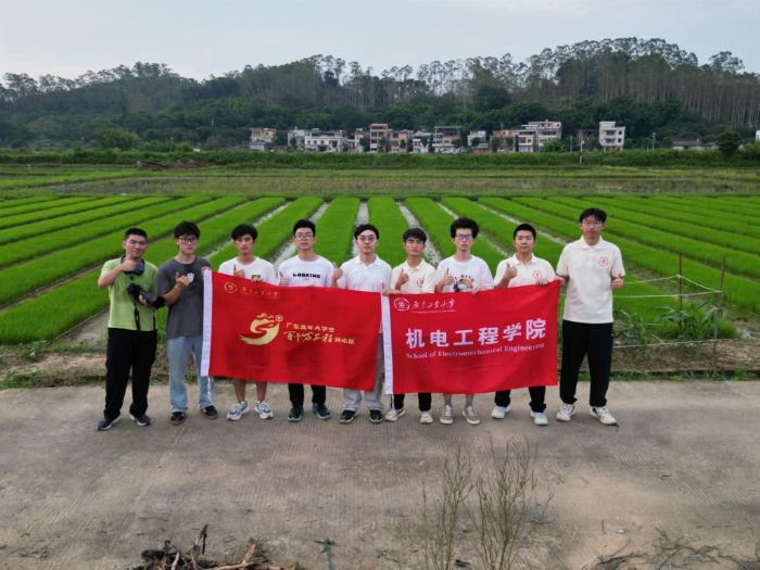 風(fēng)吹稻花香 廣工學(xué)子田間寫青春