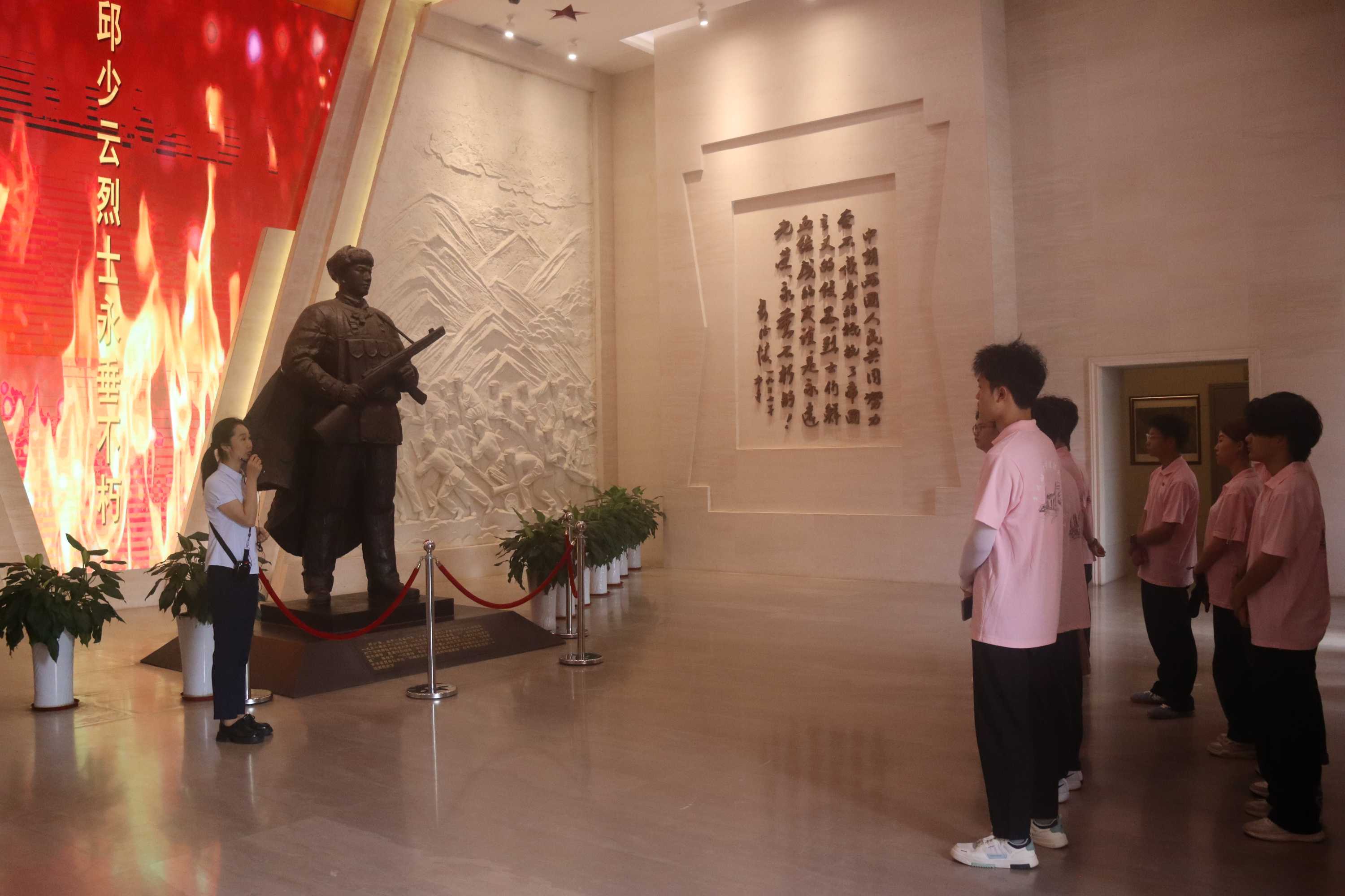 重慶城市管理職業(yè)學(xué)院“三下鄉(xiāng)”參觀邱少云紀(jì)念館：“緬懷英烈，傳承精神”
