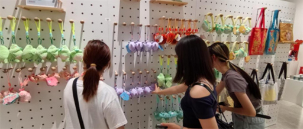 當棉花娃娃穿上“紅裝”：00后解鎖紅色文化新表達