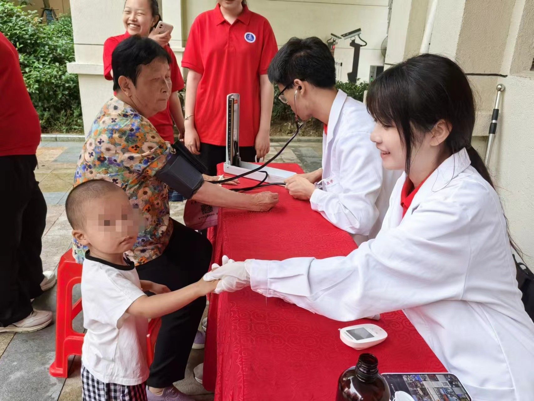 晚霞中的健康夢：安醫(yī)臨院學子關注老年人睡眠健康——“醫(yī)夢同行”社會實踐隊開展暑