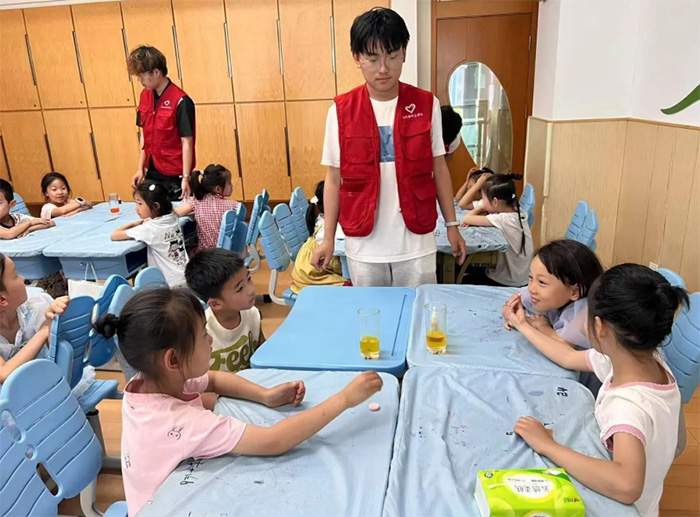 煙臺大學(xué)“啄木鳥”社區(qū)實(shí)踐隊(duì)赴煙臺市青少年宮開展小牛頓實(shí)驗(yàn)活動(dòng)