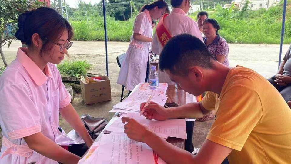 情系仲夏資助同行，感恩喜樂“診”送安康
