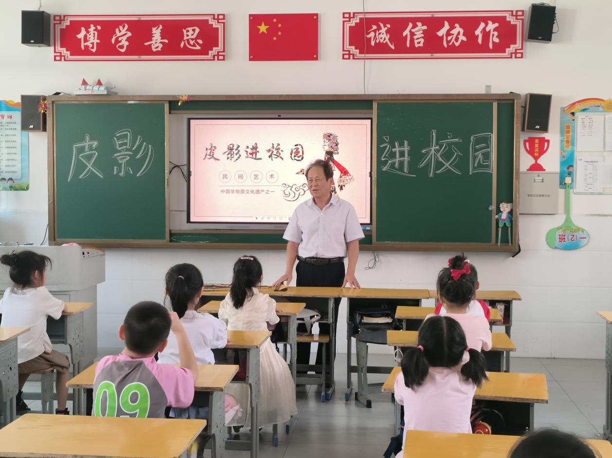 非遺進校園：皮影點亮鄉(xiāng)村夢想——武昌理工學院云夢書韻志愿服務(wù)隊邀請非遺大師秦禮剛傳授非遺皮影戲魅力